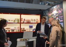 Richard Barendsen bij Martinez Chocolade. Zij produceren onder meer biologische paaseitjes voor retailers.